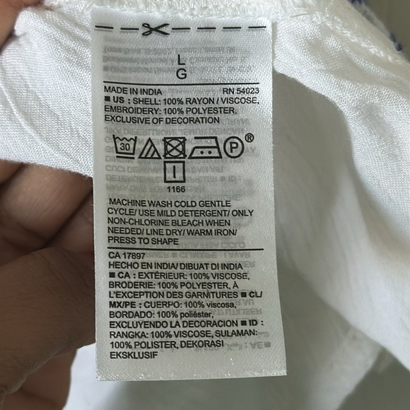 OLD NAVY White and Blue Embroidered Pattern Women's Blouse Size L - Picture 6 of 7